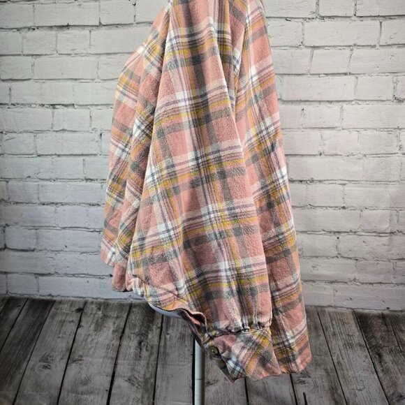 WOMENS FLANNEL CAPE SHIRT FLANNEL PLAID PINK AND GRAY HIGH LOW HEM EUC SIZE LG - Picture 2 of 8